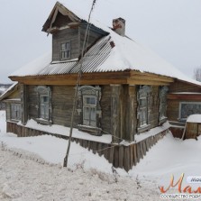 Бревенчатый дом в жилом селе, с хорошим подъездом, 265 км от МКАД