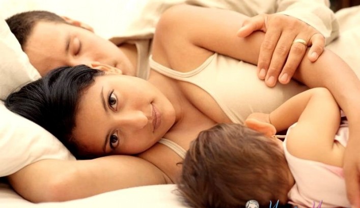 Когда следует отучать ребенка от ночных кормлений?